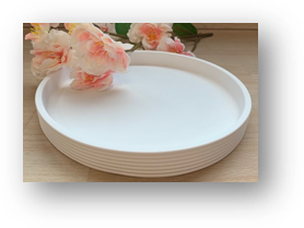 Dekoteller mit Rillen aus Raysin